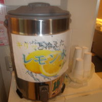 ここの名物の一つはこちらのレモン水です