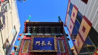 関帝廟通りの東端に立つ門