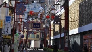 関帝廟通りの西端に立つ門