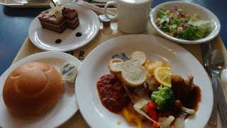 お食事はカフェテリア