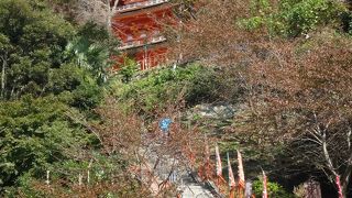 階段を登らずには観光できません