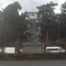 西口を出てすぐ近く、駅前ロータリー内に建っています。