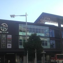 東口を出てすぐ正面にあります