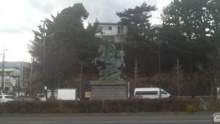 勇ましい姿で見ごたえ十分の騎馬像です