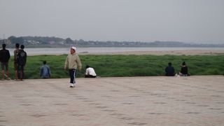 メコン川を眺めながらビアラオ一杯。