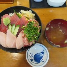 マグロ三色丼