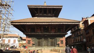ネパール地震の被害を免れた寺院で、空港近くのヒンドゥー教の聖地で火葬場にもなっているパシュパティナートを模して造られているそうです。