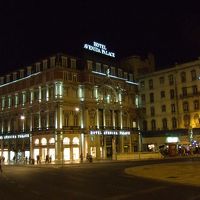 入口は建物の左側