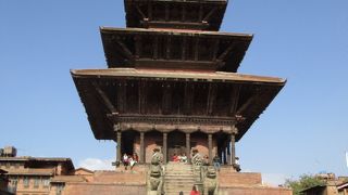 トウマディー広場に建つ、ひときわ目立つ５層の寺院です。