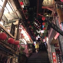 千と千尋のような赤提灯が並んでいます。