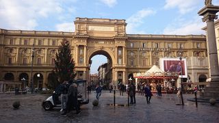 メリーゴーランドがある広場