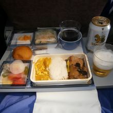 まずまずの機内食と飲物サービス