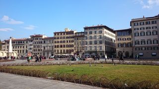 ベンチでおしゃべりしています