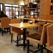 店内は落ち着いた雰囲気