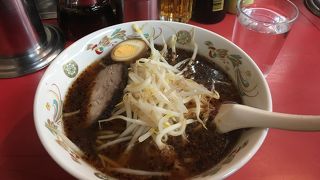 焦がしネギスープに平打ち麺