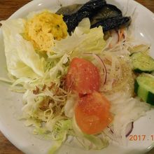 サラダバーで食べ放題♪