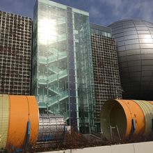 球形のプラネタリウムとロケット