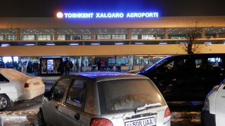 タシュケント国際空港を出ると白タクの運転手さんと闇両替屋さんに取り囲まれます。