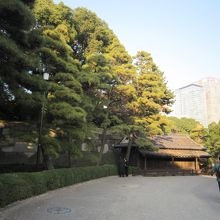 ４高層ビルと番所