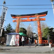 大きな赤い鳥居が目立つ神社でした