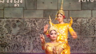 アプサラダンスショーを見ながらの食事