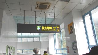 猫空ロープウェイ動物園駅　かわいいロープウェイが。