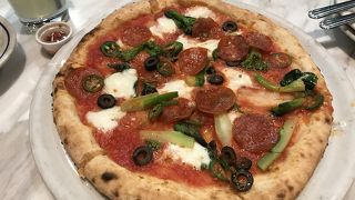 駅前で本格ピザを味わう！