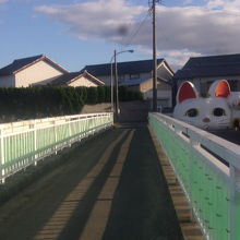 招き猫通り上に架かる跨道橋対岸から眺めたとこにゃんの様子