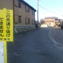 跨道橋を反対側へは通り抜けできませんのでご注意を・・・。