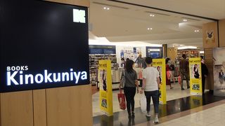 日本語書籍売り場より英語・中国語書籍売り場面積が大きいですが、シンガポールや東南アジア関連の歴史や旅行案内本が多くて重宝します。