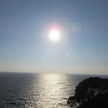 参道途中の展望台から相模湾を望む