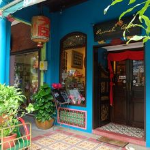 典型的プラナカン様式でまとめたルマー・ビビの外観。