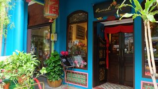 プラナカンの色鮮やかな食器類やファッションのお店