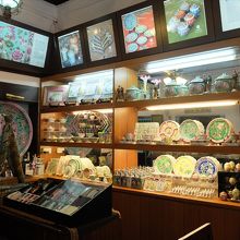 一階にあったレストラン部門はプラナカン・グッズ店に変身。