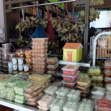 同じ一階にあるお菓子と調味料のコーナーは健在です。