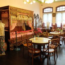 二階では、プラナカン様式のインテリアも見学できます。