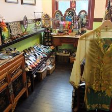 二階のプラナカン・ファッション部門はカラフル！