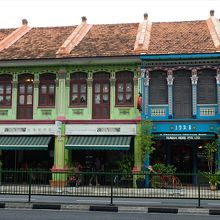 イースト・コースト・ロードに面した外観。緑の壁がキム・チョー