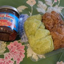 今回購入したバティック、調味料、カップケーキ風の蒸しケーキ。