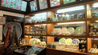 ニョニャ料理レストラン部門は無くなりましたが、プラナカンの食器やファッション部門、お菓子や調味料部門は健在です。