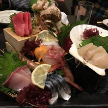 刺し盛りが豪華です。