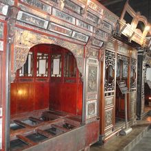 百床館内にある中国式のいわゆる古い「ベッド」　