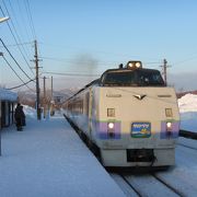 特急も停まるのに無人駅