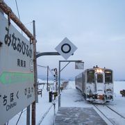 雪原にたたずむ駅