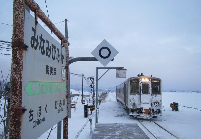 雪原にたたずむ駅