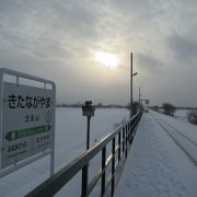 雪原の中に佇む駅