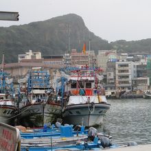 前には漁港があります