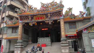 漁港の前にあります