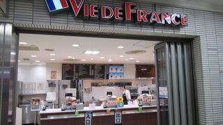 空港で、場所、価格ともに利用しやすい