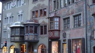 壁画で囲まれた幻想的な広場